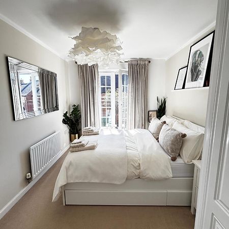 Delux Room With Private Parking, Sleeps 2, Perfect For Cotswold Getaway, Easy A419 Access Blunsdon Exterior photo